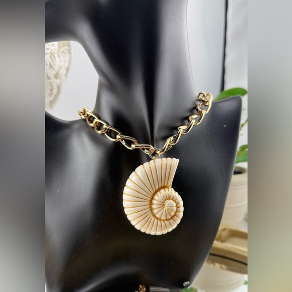 Gold Shell Pendant Necklace (18+3) - Picture 1 of 10